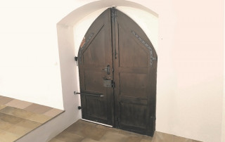 Door closer DIREKT on arched ogival door