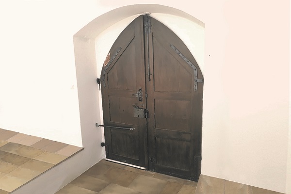 Door closer DIREKT on arched ogival door