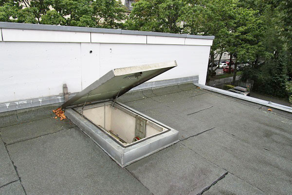 Roof hatch with gas spring