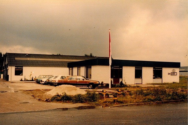 DICTATOR Productie 1987 – mit dem neuen Bürogebäude