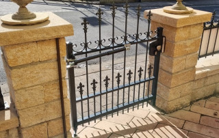 Garden gate with ascending hinges and gate closer DIREKT