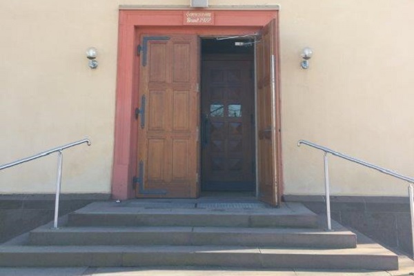 Kirchentür mit Öffnungsbegrenzer gegen Wind