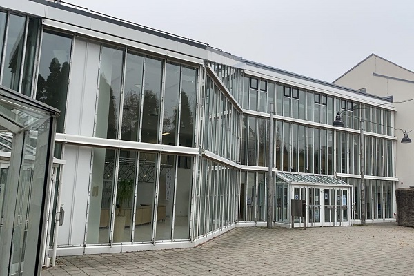 Rathaus Neusäß Eingangsportal mit Türöffnungsbegrenzer