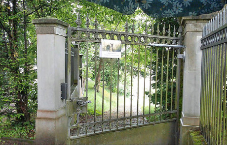Gate closer DIREKT on cementery gate
