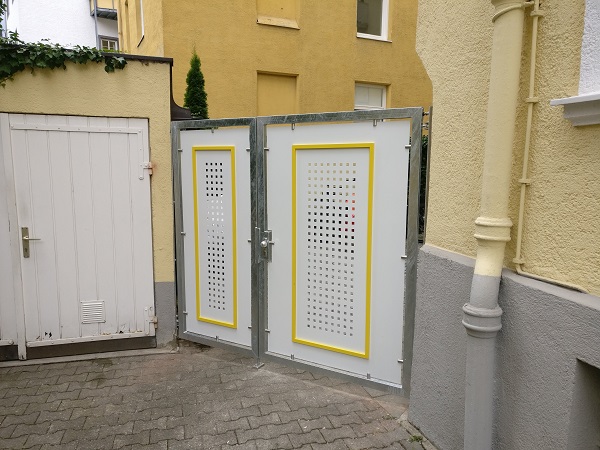 Outside gate with tube door closer RTS
