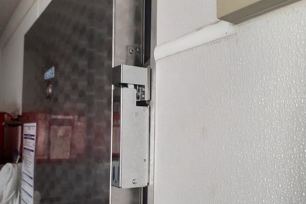 Door damper ensures securely closed cold storage room - Dictator