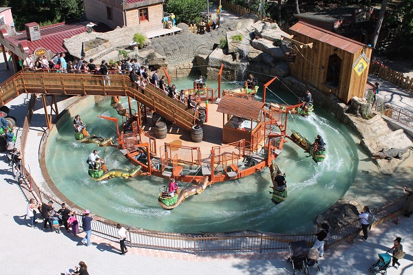 Wild water attraction with gas springs