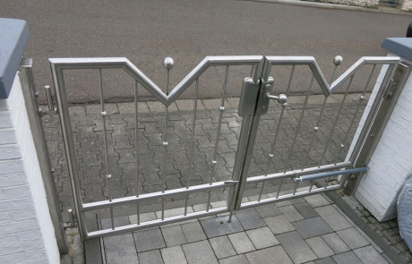 Access gate with gate-closer DIREKT